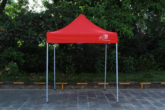 紅色帳篷 vs 藍色帳篷 地攤防曬與折疊桌椅選購指南